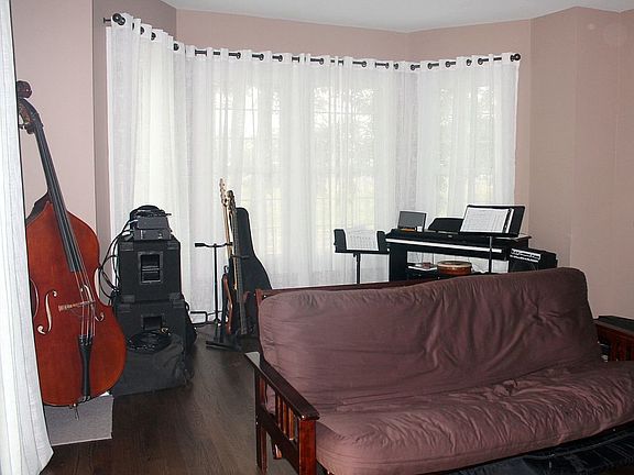 4th image of 10 Maple Ave