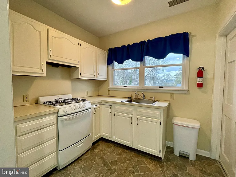 581 Haddon Ave — Photo 8