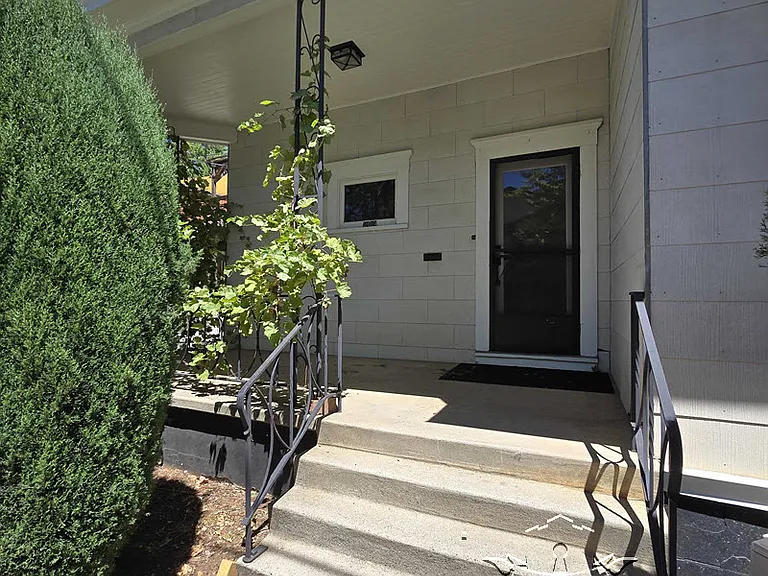 210 N Auburn St — Photo 3