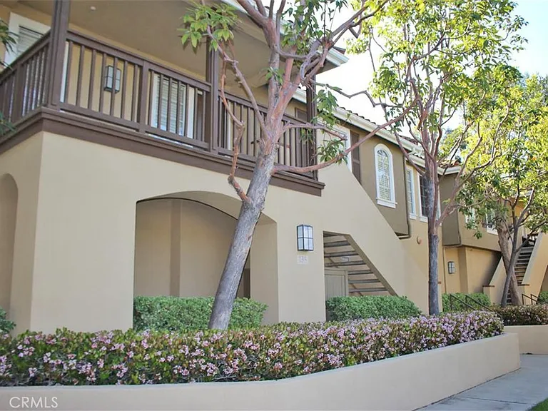 135 Gallery Way — Photo 2