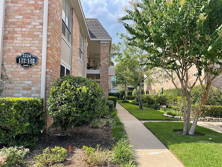 2224 S Piney Point Rd #227 — Photo 27