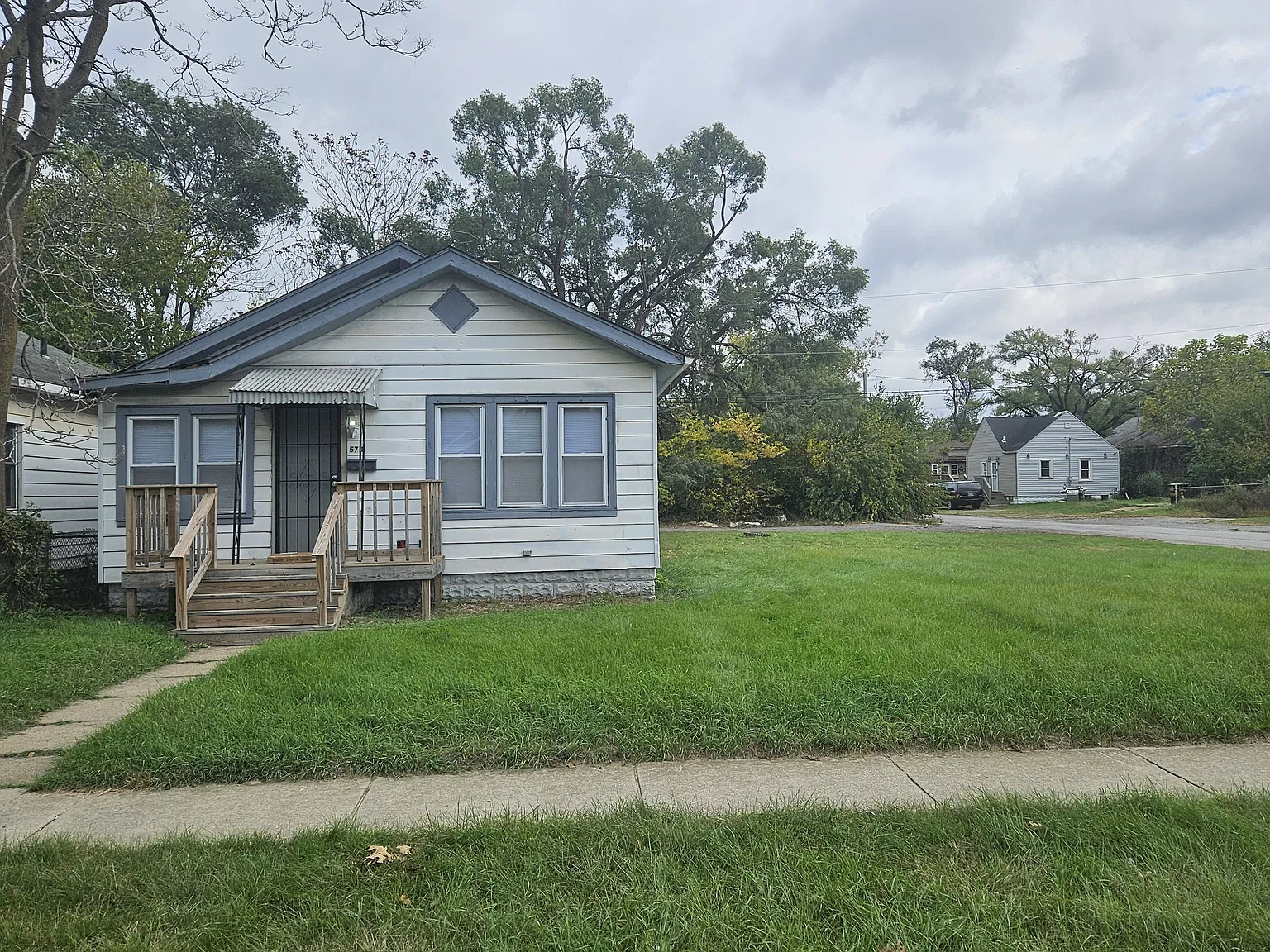 3 bed, 1000 sqft, $1,615 — Photo 1