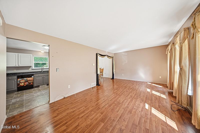3rd image of 27 Wynantskill Way