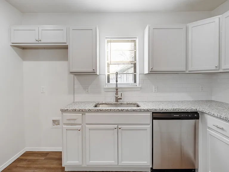 607 W Wisconsin Ave — Photo 5