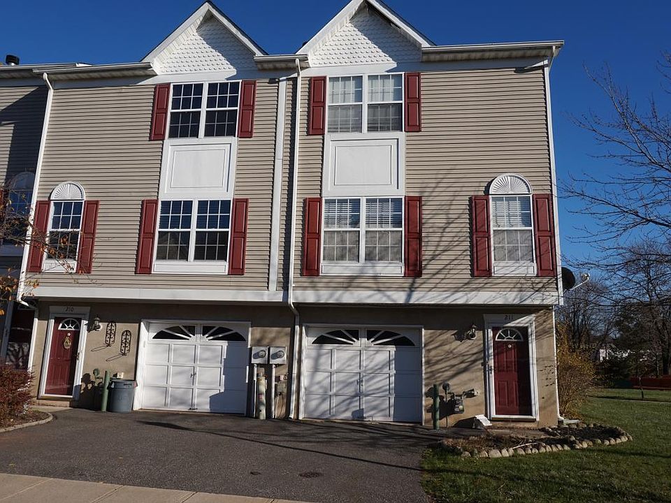 Luxury Townhouse End-Unit with Garage