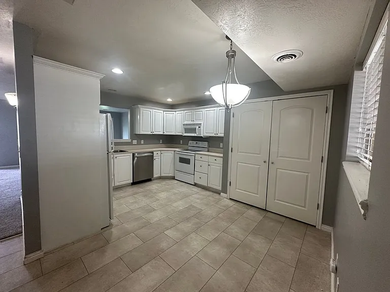 599 Trejo St — Photo 6