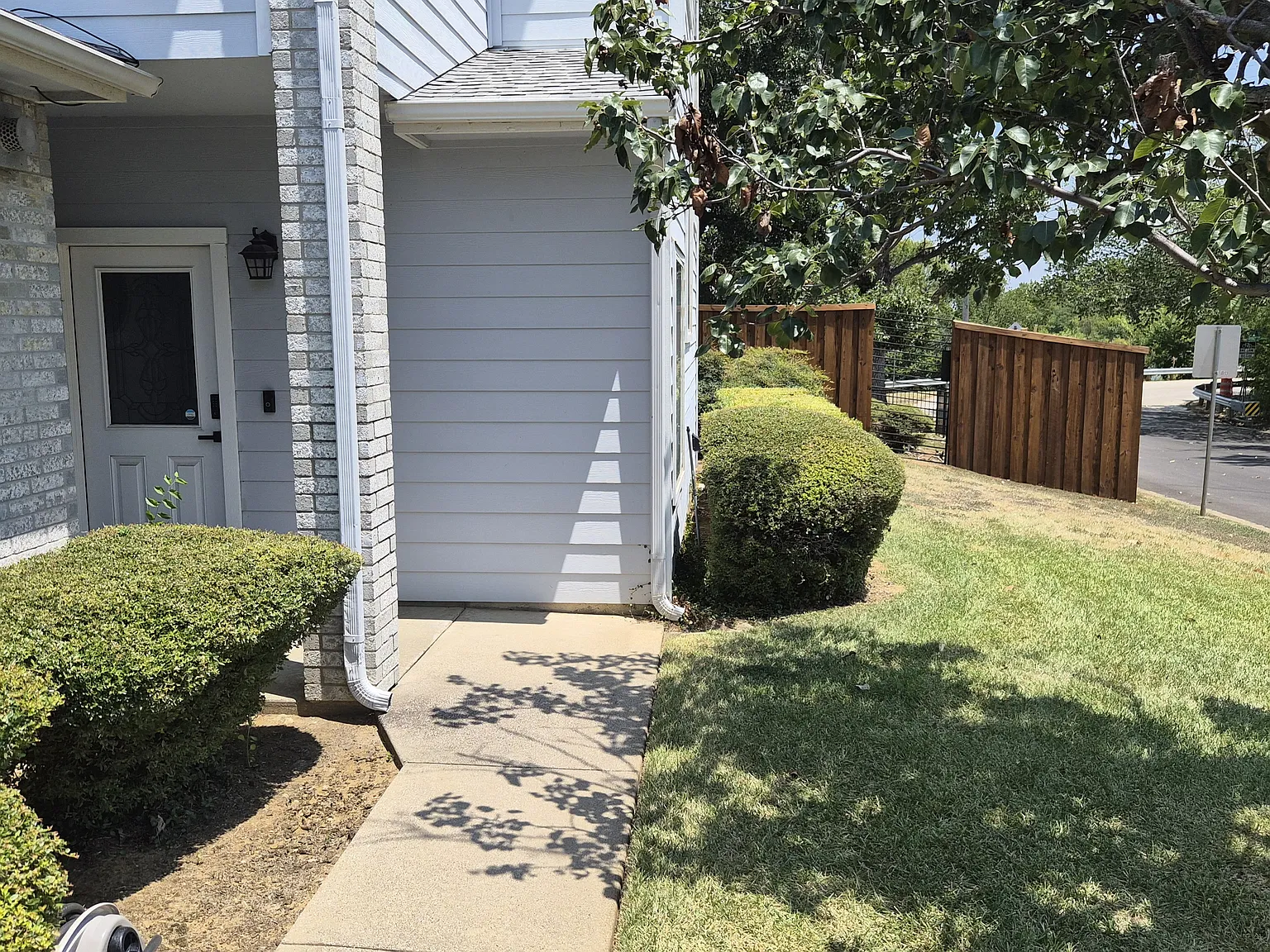 3 bed, 2400 sqft, $3,600 — Photo 3