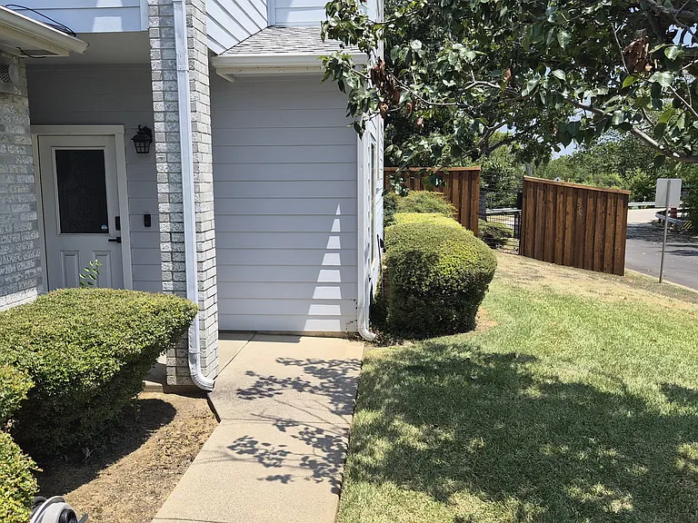604 Oakbrook Dr — Photo 5