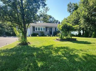 1560 N Gardiner Dr, Bay Shore, NY 11706