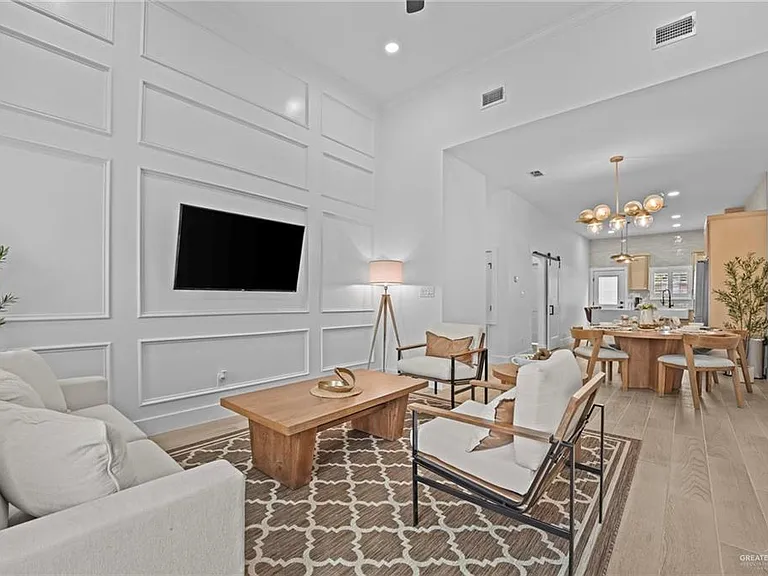 645 Esplanade Cir — Photo 3
