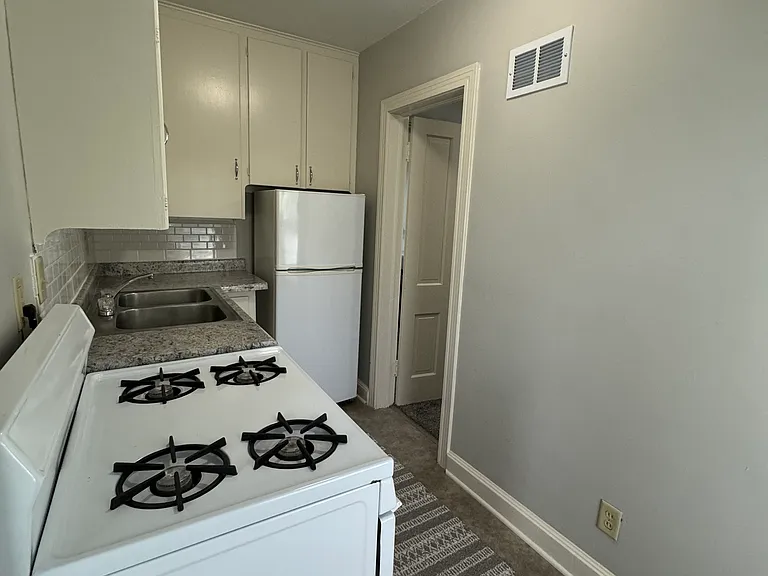 1746 B Ave NE — Photo 4