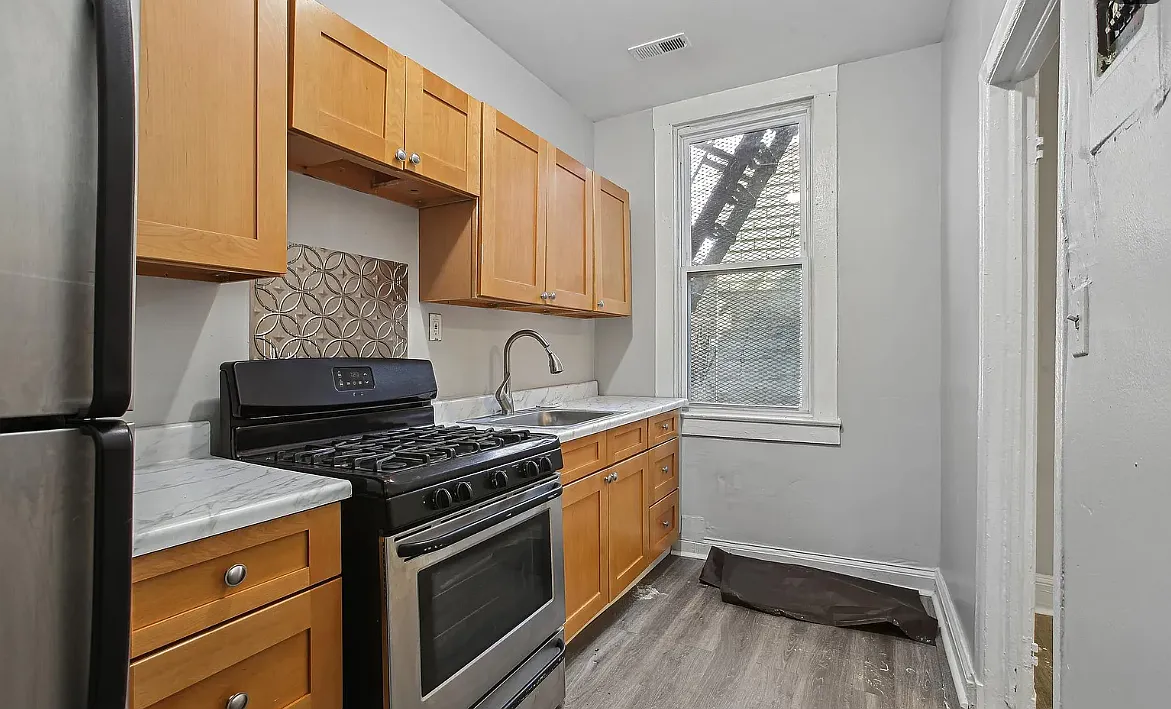 255X W Lombard St — Photo 2