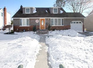 7 Scholl Dr, Farmingdale, NY 11735