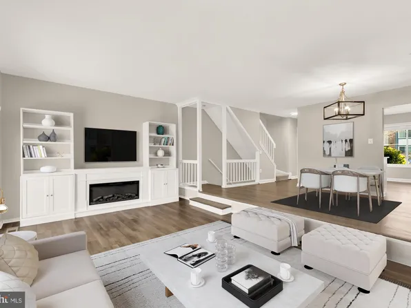 2810 Cambridge Dr, Woodbridge, VA 22192