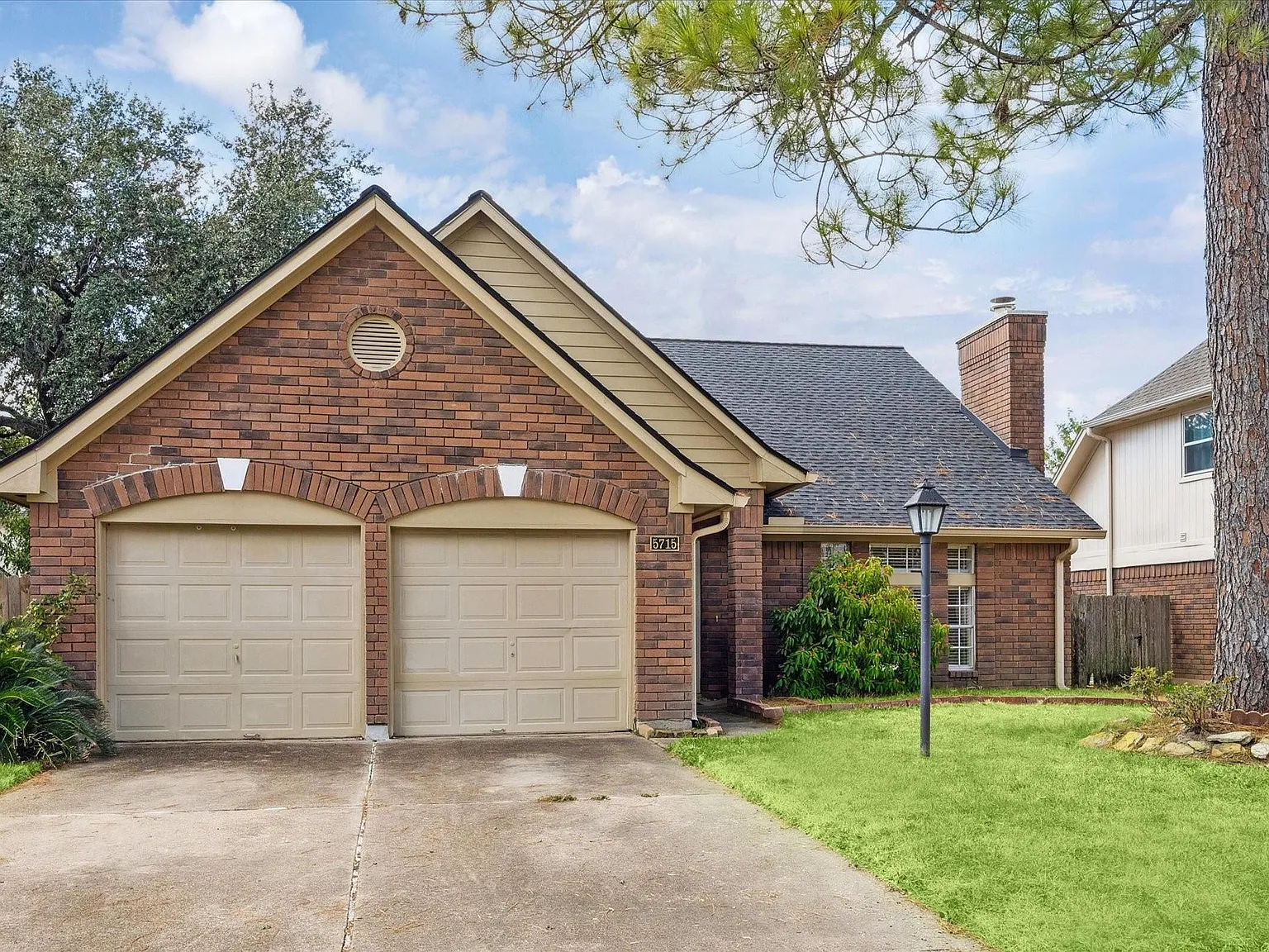 3 bed, 2.0 bath, 1877 sqft, $2,050 — Photo 2