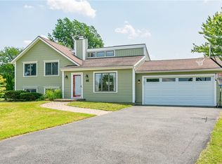 46 Weather Wood Ln, Rochester, NY 14612