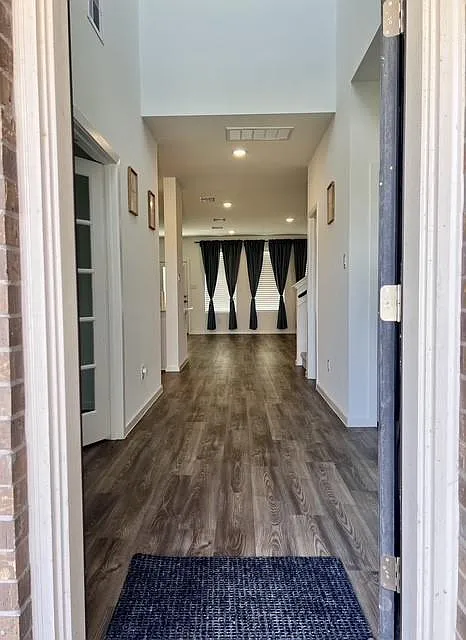 5 bed, 3.5 bath, 2686 sqft, $2,700 — Photo 2