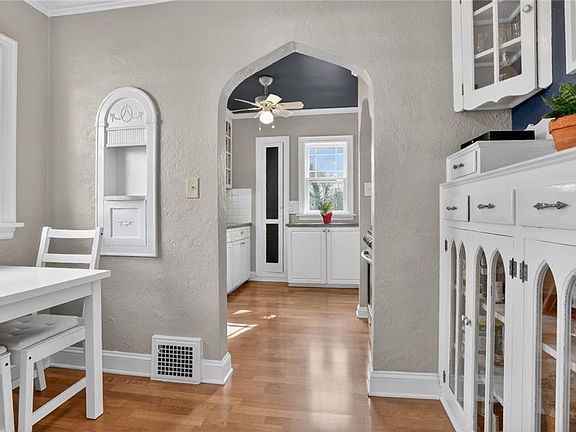 4th image of 4733 Booth St