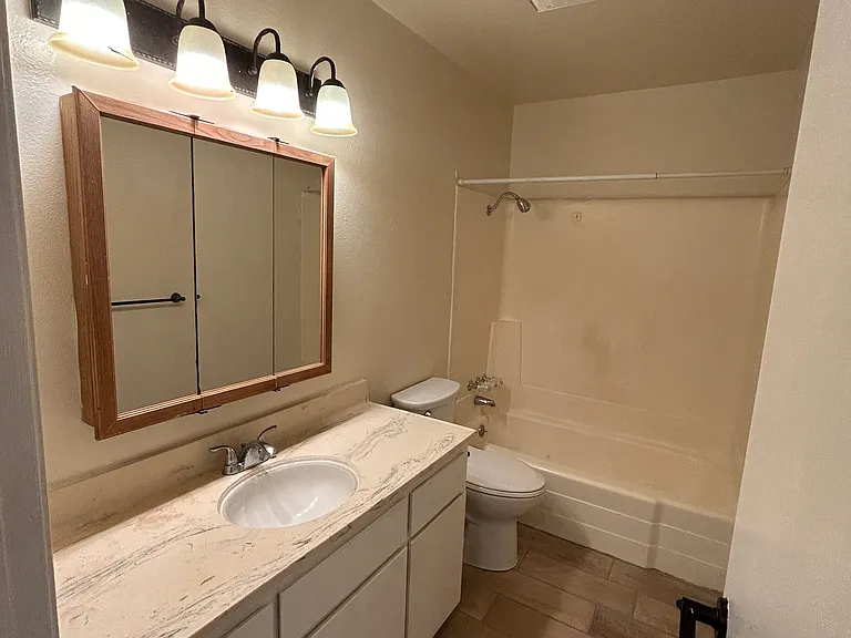 954 Greenfield Ave — Photo 6
