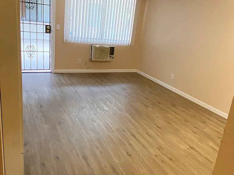 2475 Cedar Ave #D — Photo 2