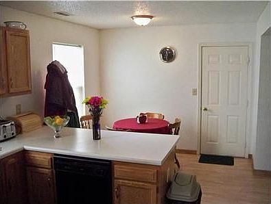 4th image of 10244 Draycott Ave