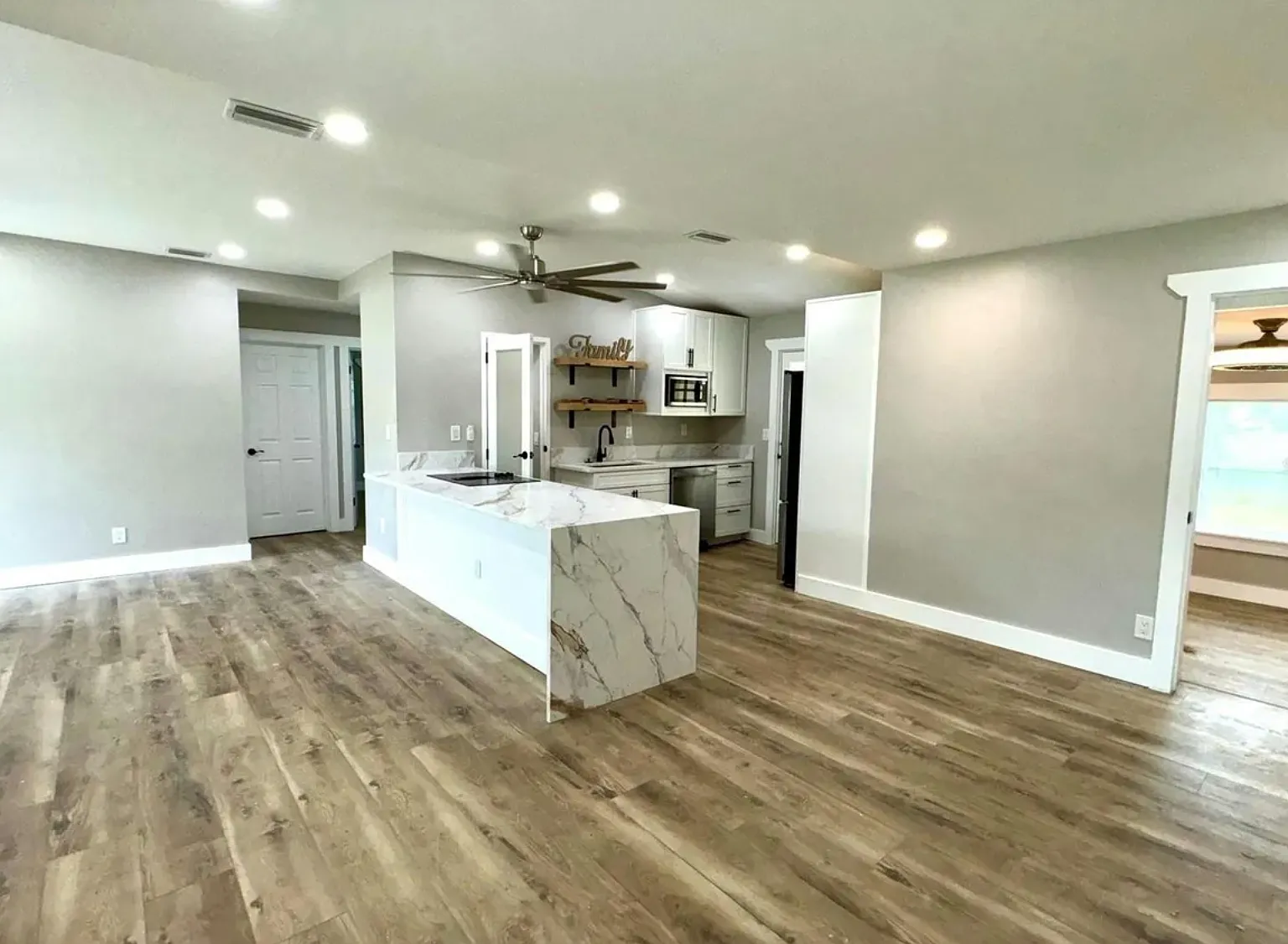 3 bed, 1100 sqft, $4,300 — Photo 3