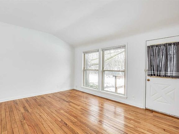 5th image of 3458 Richard St