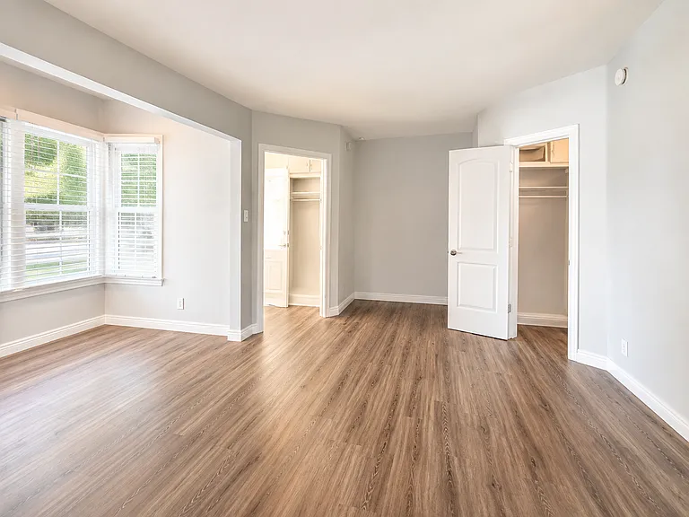 1813 W Victory Blvd — Photo 4