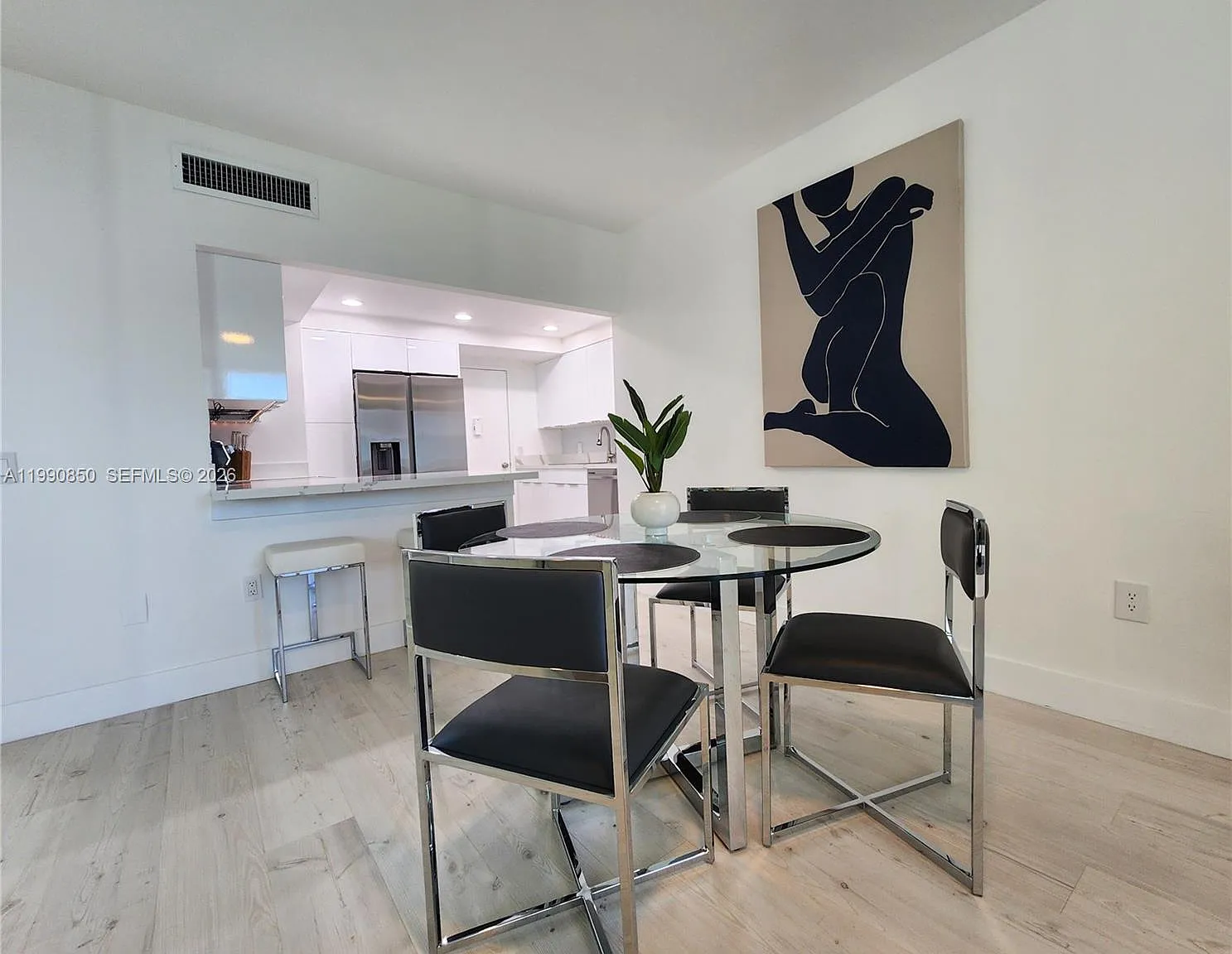 Alexander Towers Condo — Photo 4