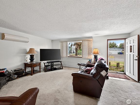 2nd image of 925 139th Street E