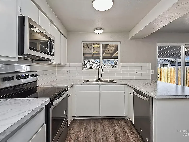 230 W Camellia Ave — Photo 11