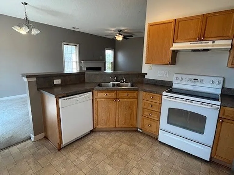 1015 Foxridge Way — Photo 9
