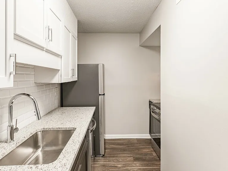 Silverstone Apartments — Photo 23