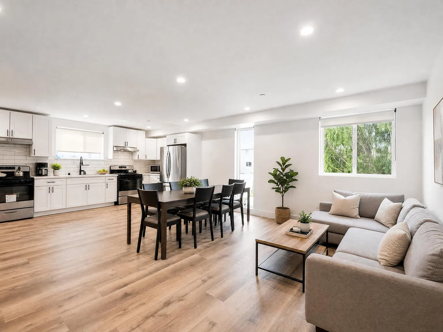 1186 W 37th Pl - USC DPS — Photo 2