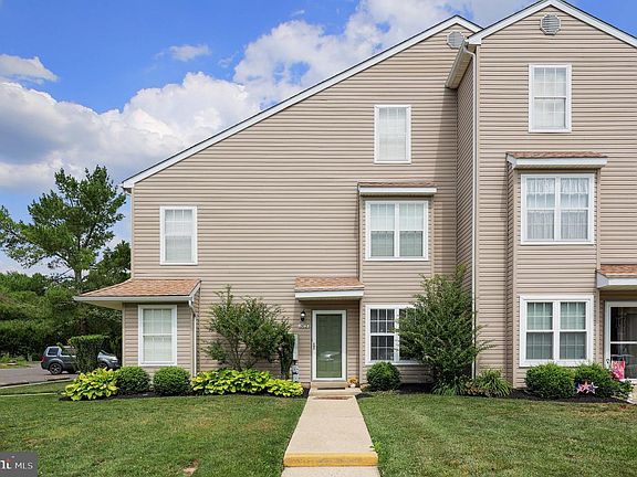 3rd image of 1503 Hawthorne Ct