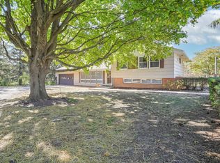 205 S Prairieview Rd, Mahomet, IL 61853