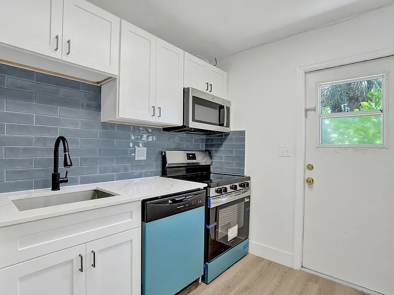 2020 NE 15th St — Photo 10