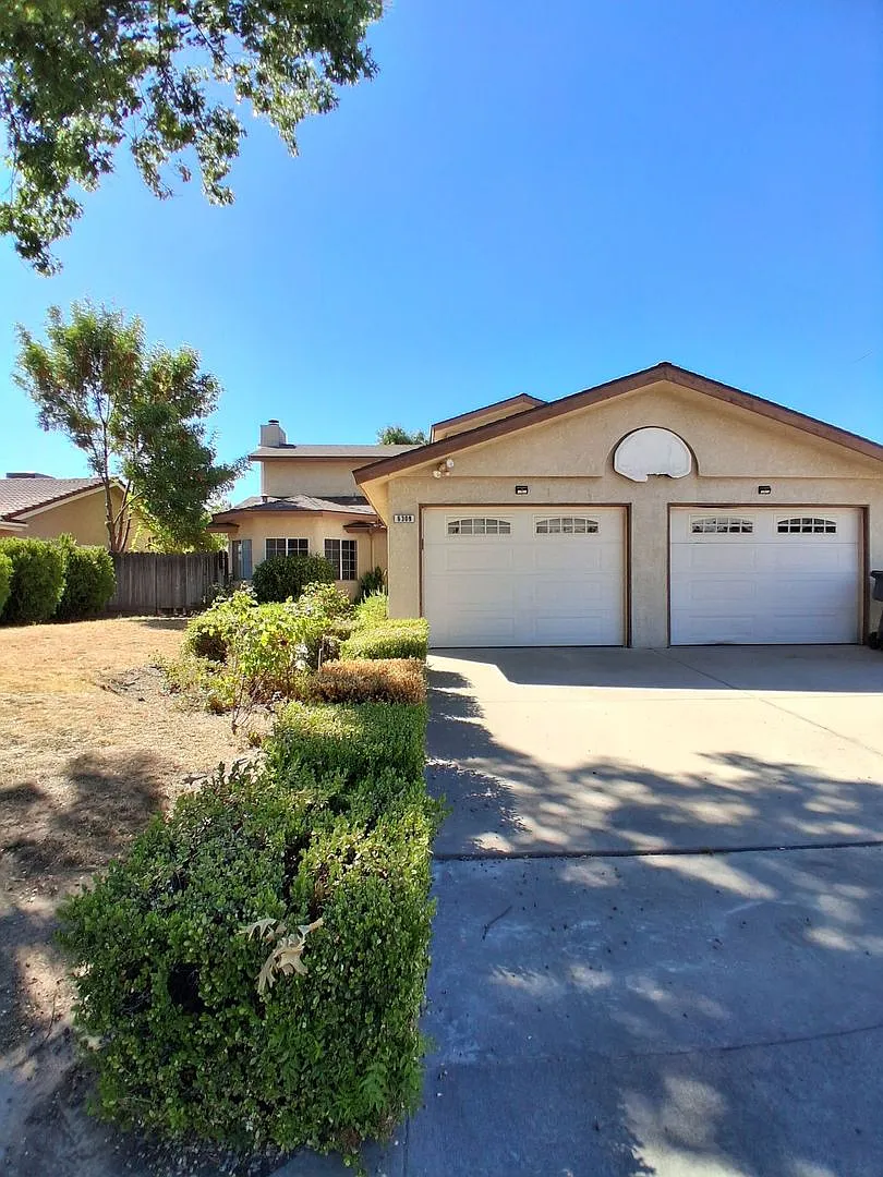 3 Bedroom 2 Bath Home Located in NW Fresno (Fig Garden Loop Area)! — Photo 2