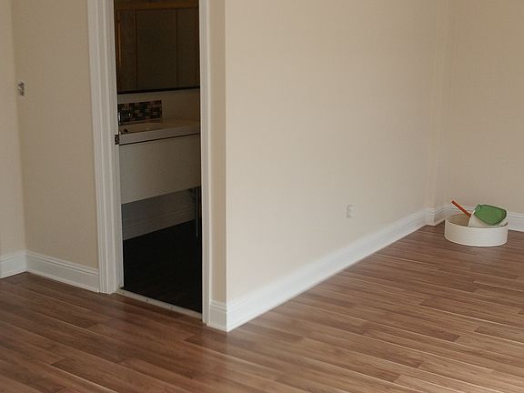 4th image of 123 Oriente St #A