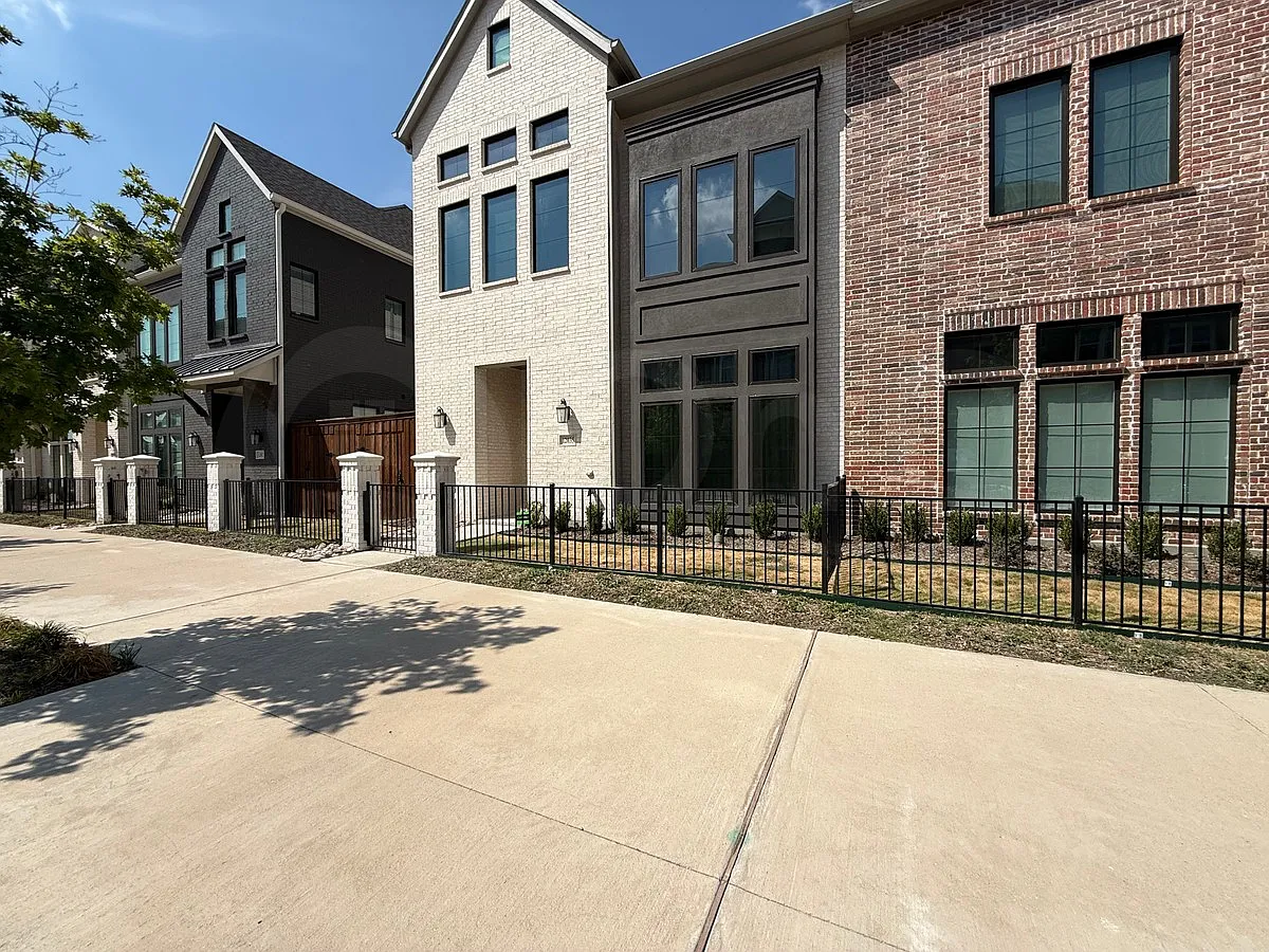 3 bed, 3.0 bath, 2465 sqft, $3,995 — Photo 2