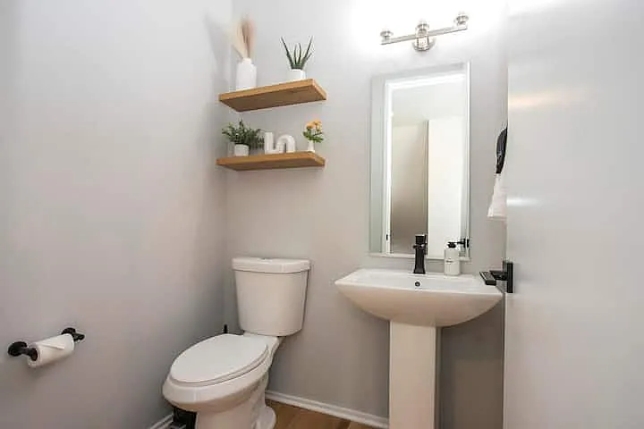 1/2 bath off kitchen/dinning