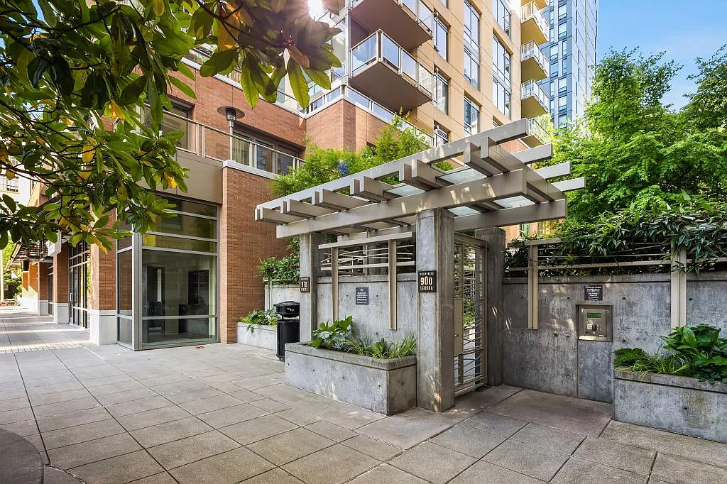 2200 Westlake - 2 bedrooms + den — Photo 2