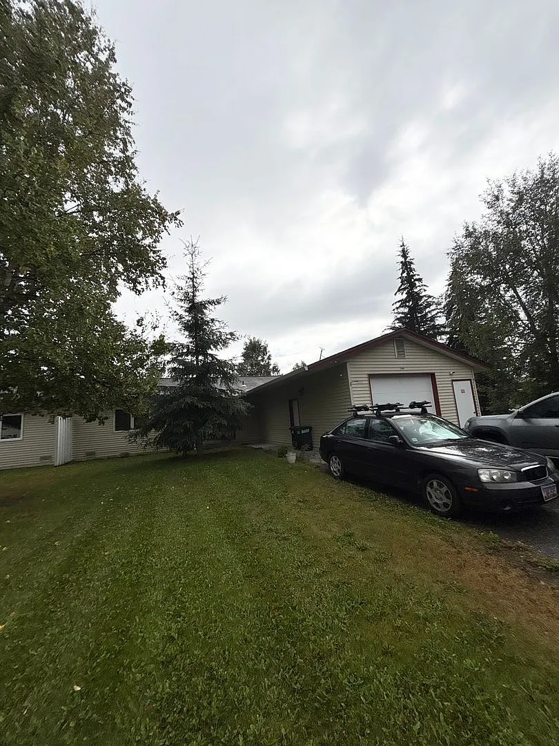 Heat included / Pet friendly / Fenced in backyard — Photo 1