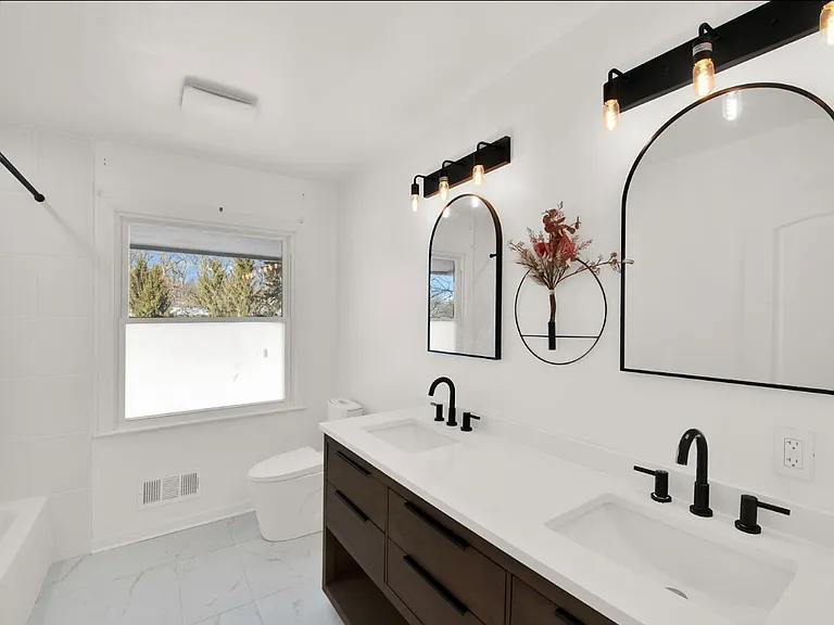 Victoria Cir N — Photo 9