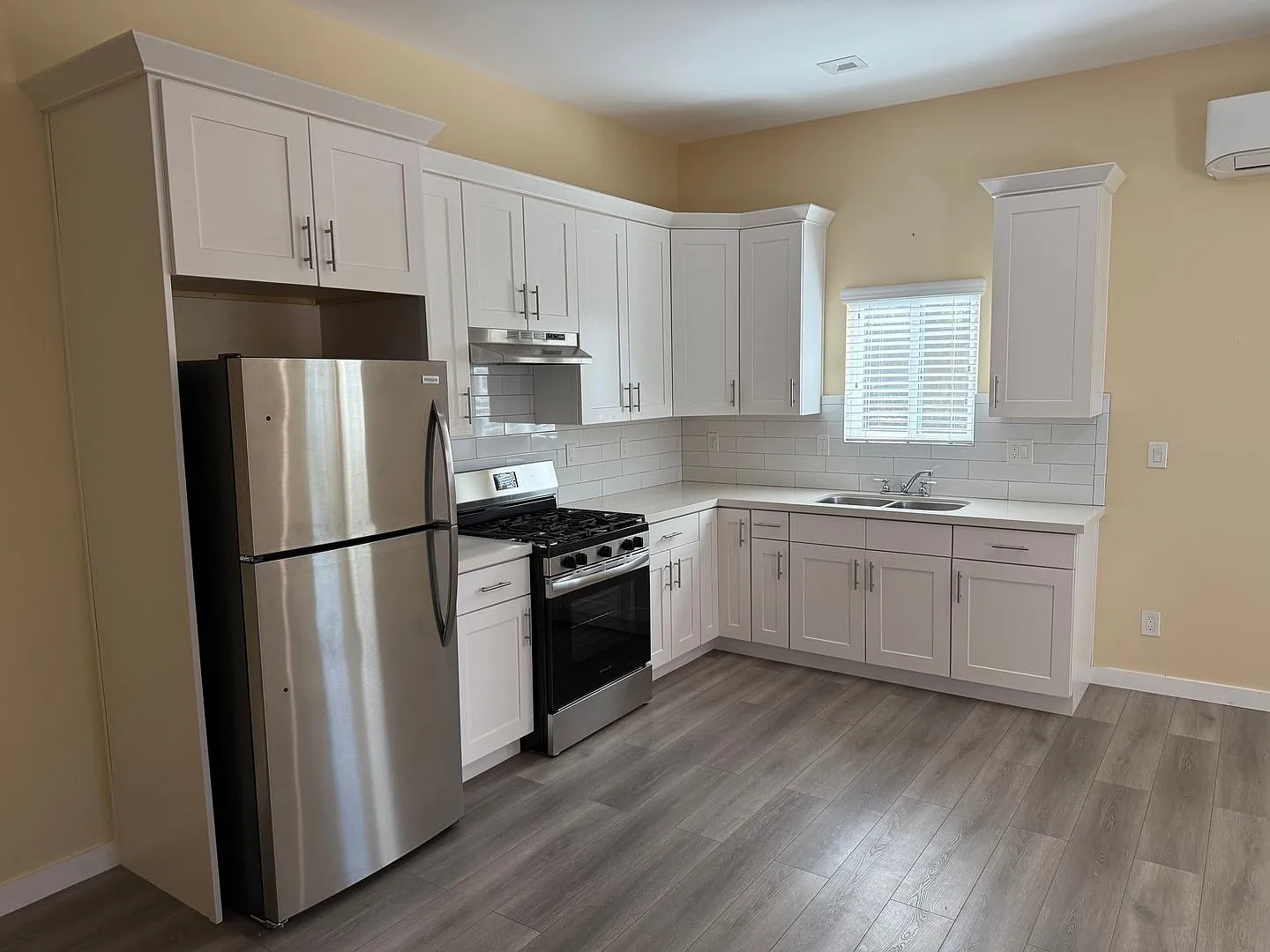 Renovated Studio Adu In An Excellent Area Of Uptown Whittier, All Utilities & Appliances Included — Photo 2