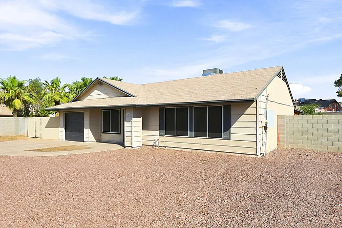 7132 W Mercer Ln — Photo 2