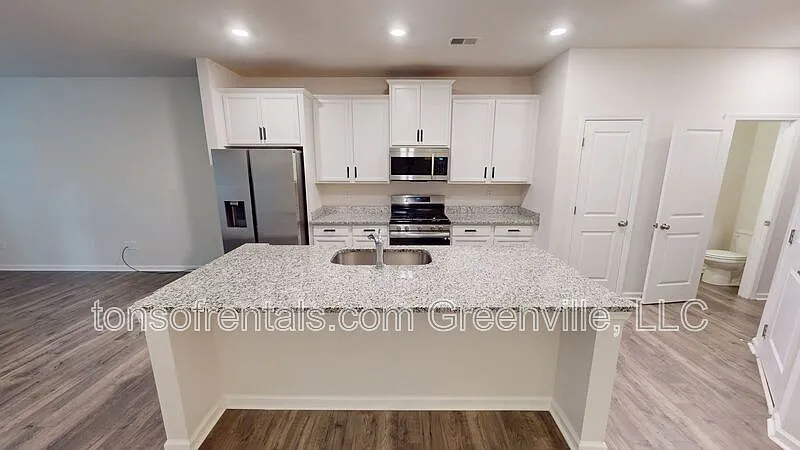 3 bed, 2.5 bath, $1,800 — Photo 4