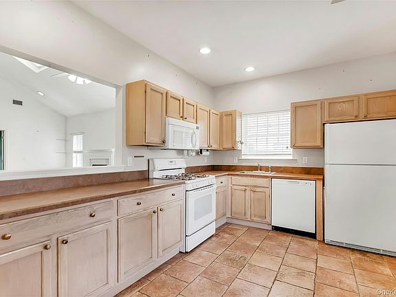 4th image of 42 Oyster Cove Lane