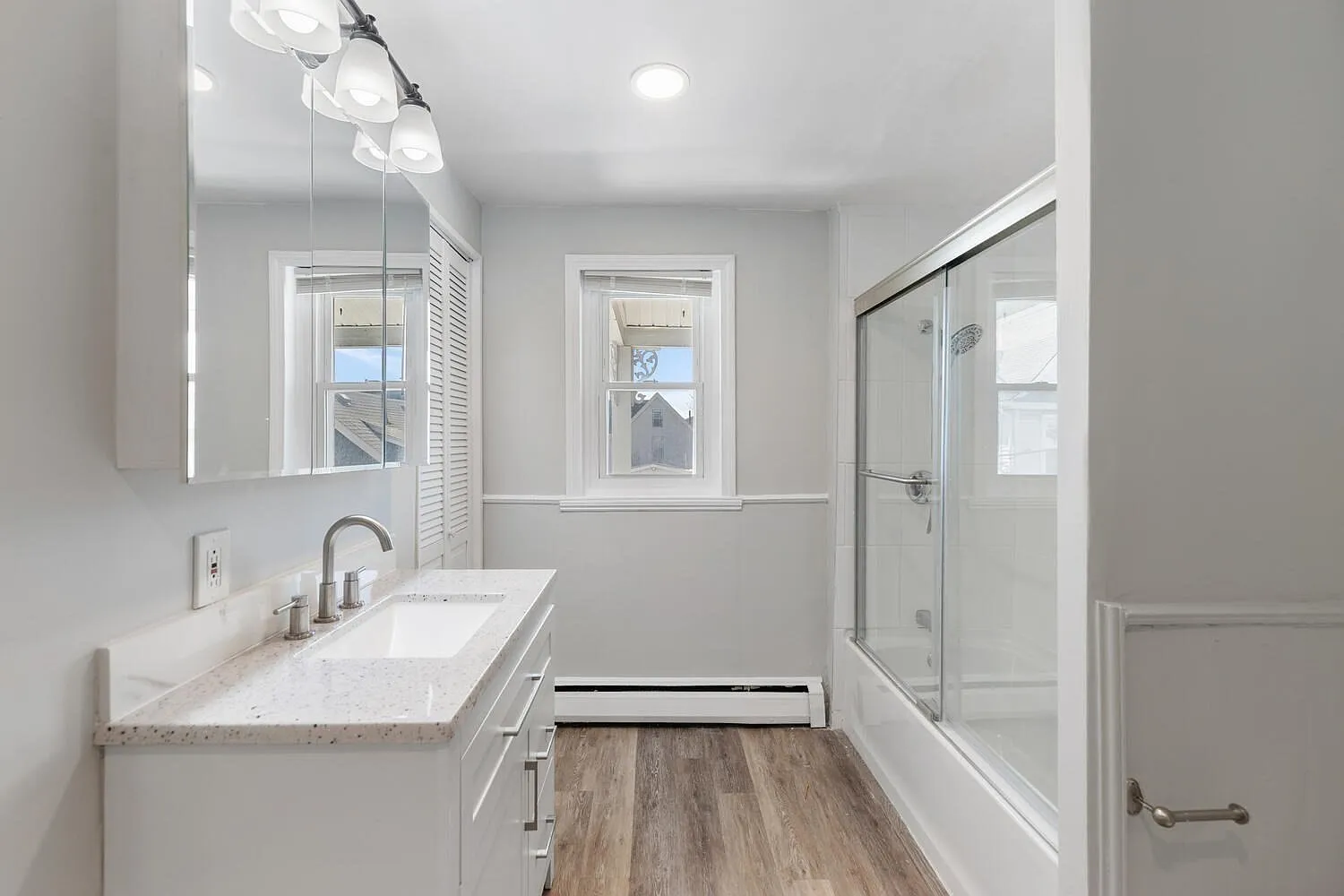 3 bed, 2.0 bath, 9999 sqft, $3,200 — Photo 4