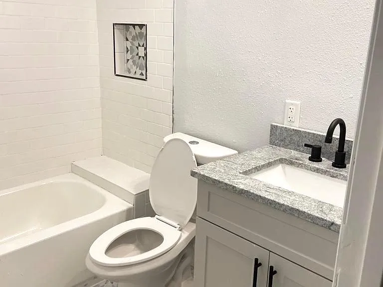 Ensuite Bathroom 1